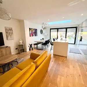 Comfortable 3 Bedroom House With Garden And Parking - Sleeps Up To 6 , Catford United Kingdom